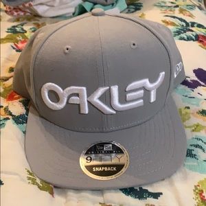 Grey Oakley SnapBack